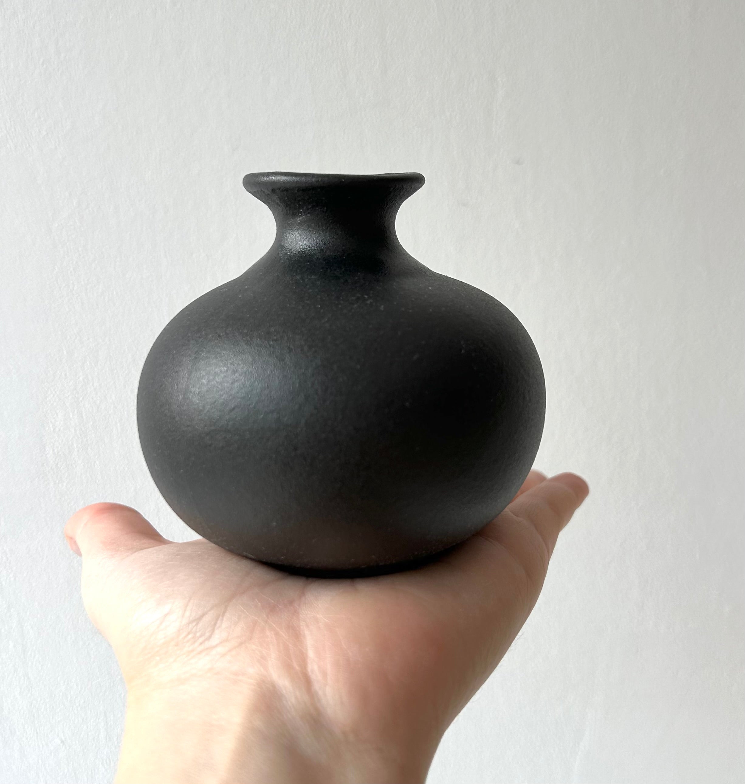 Vaso de cerâmica com design preto - Blooomio