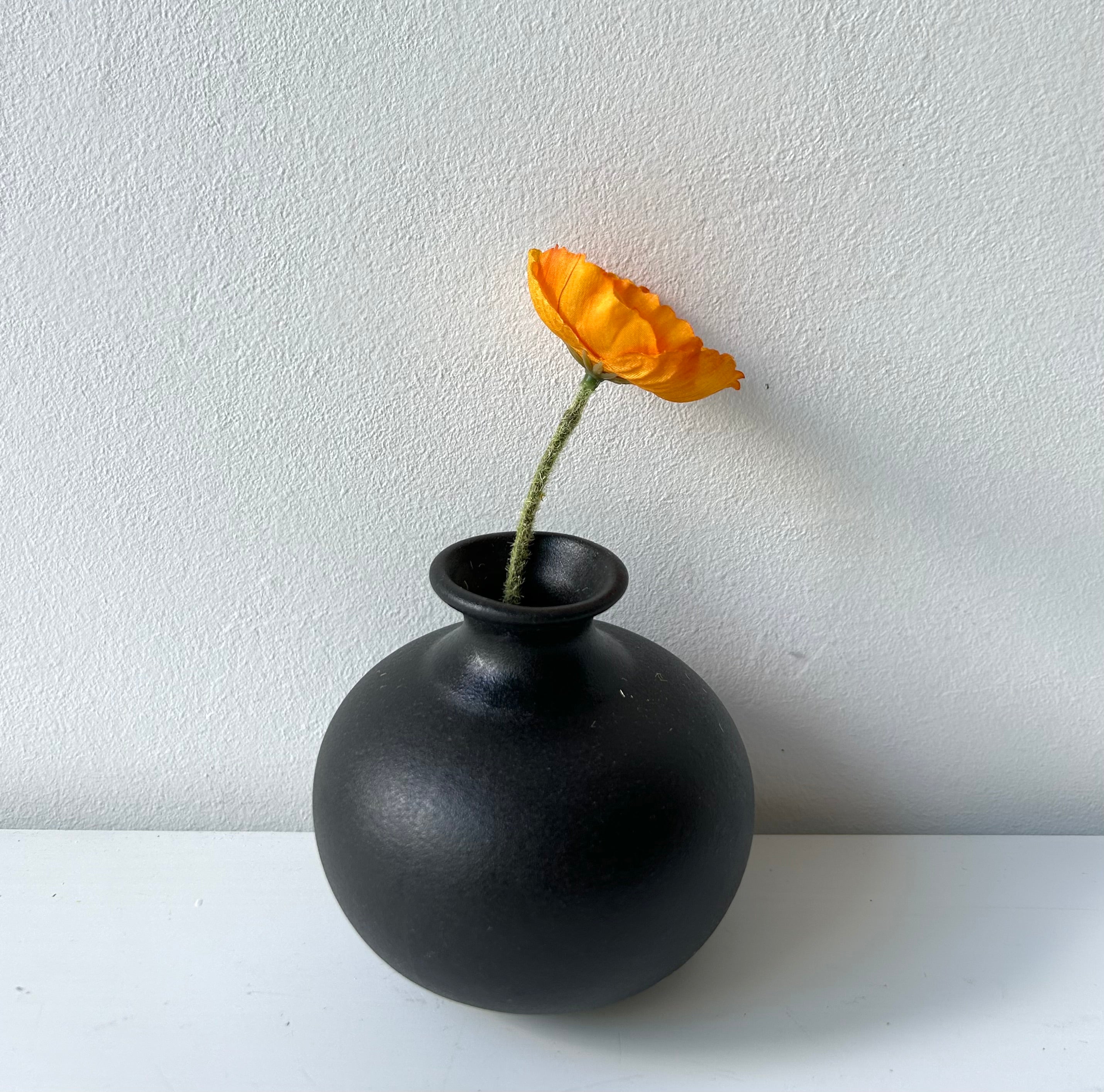 Vaso de cerâmica com design preto - Blooomio