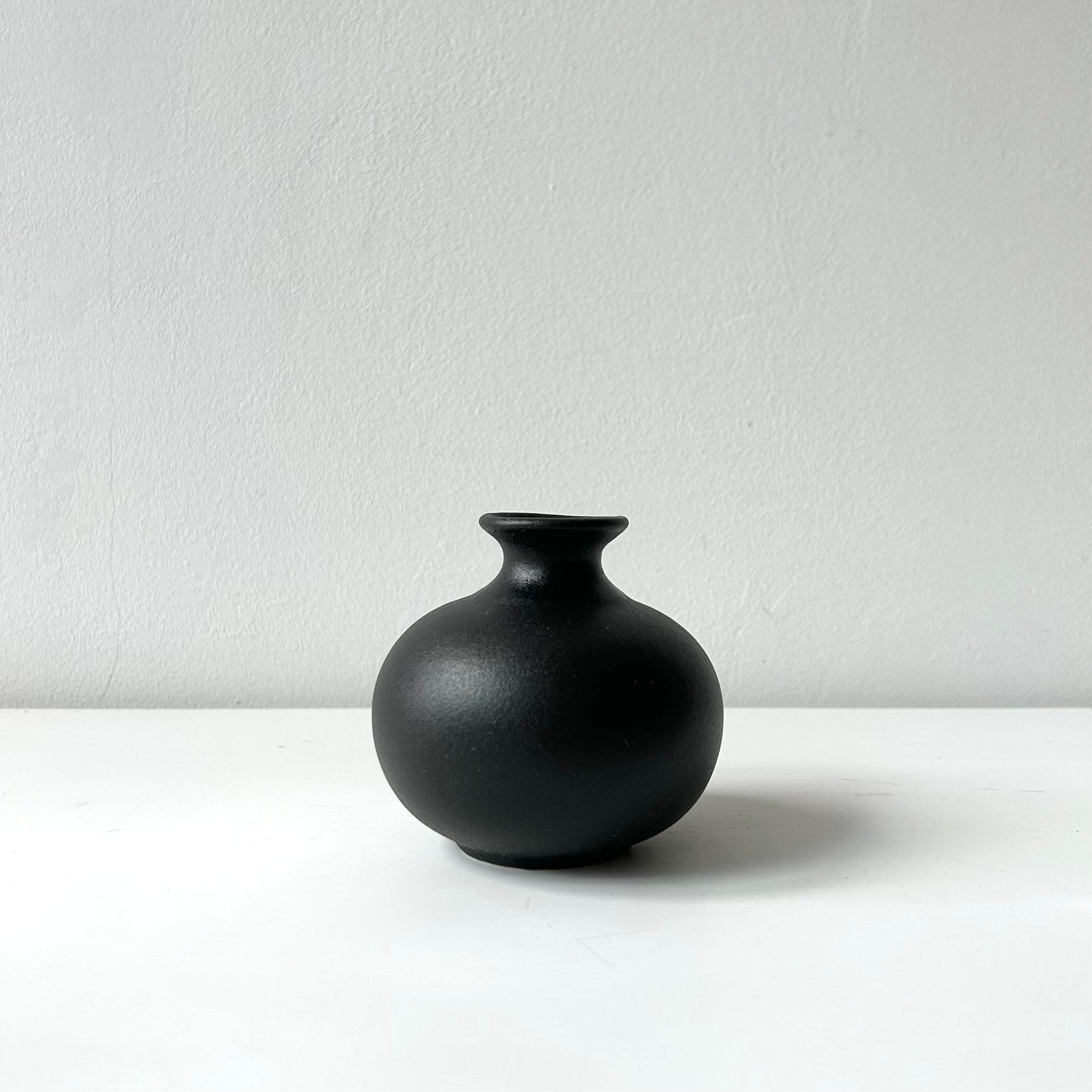 Vaso de cerâmica com design preto - Blooomio