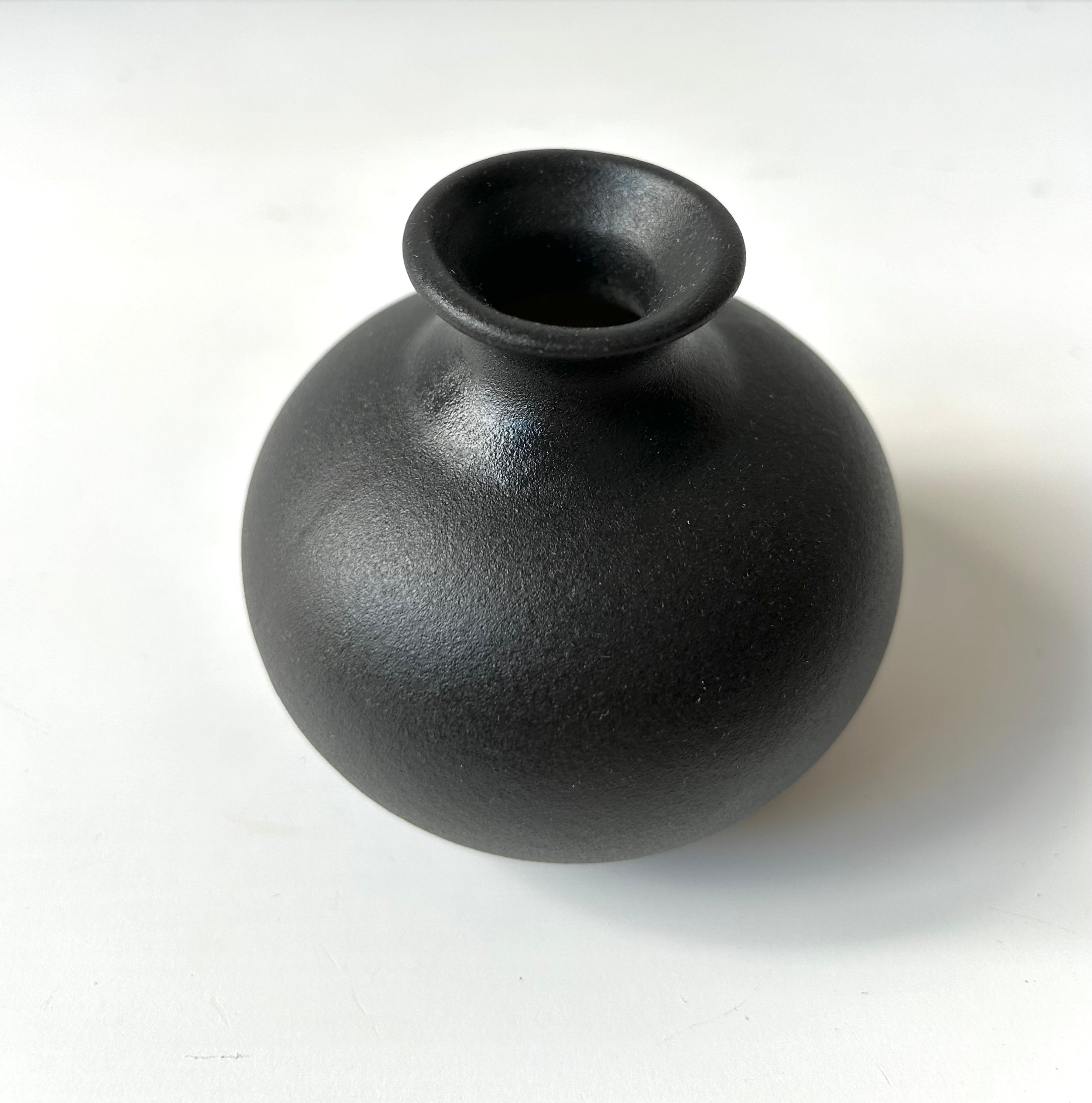 Vaso de cerâmica com design preto - Blooomio