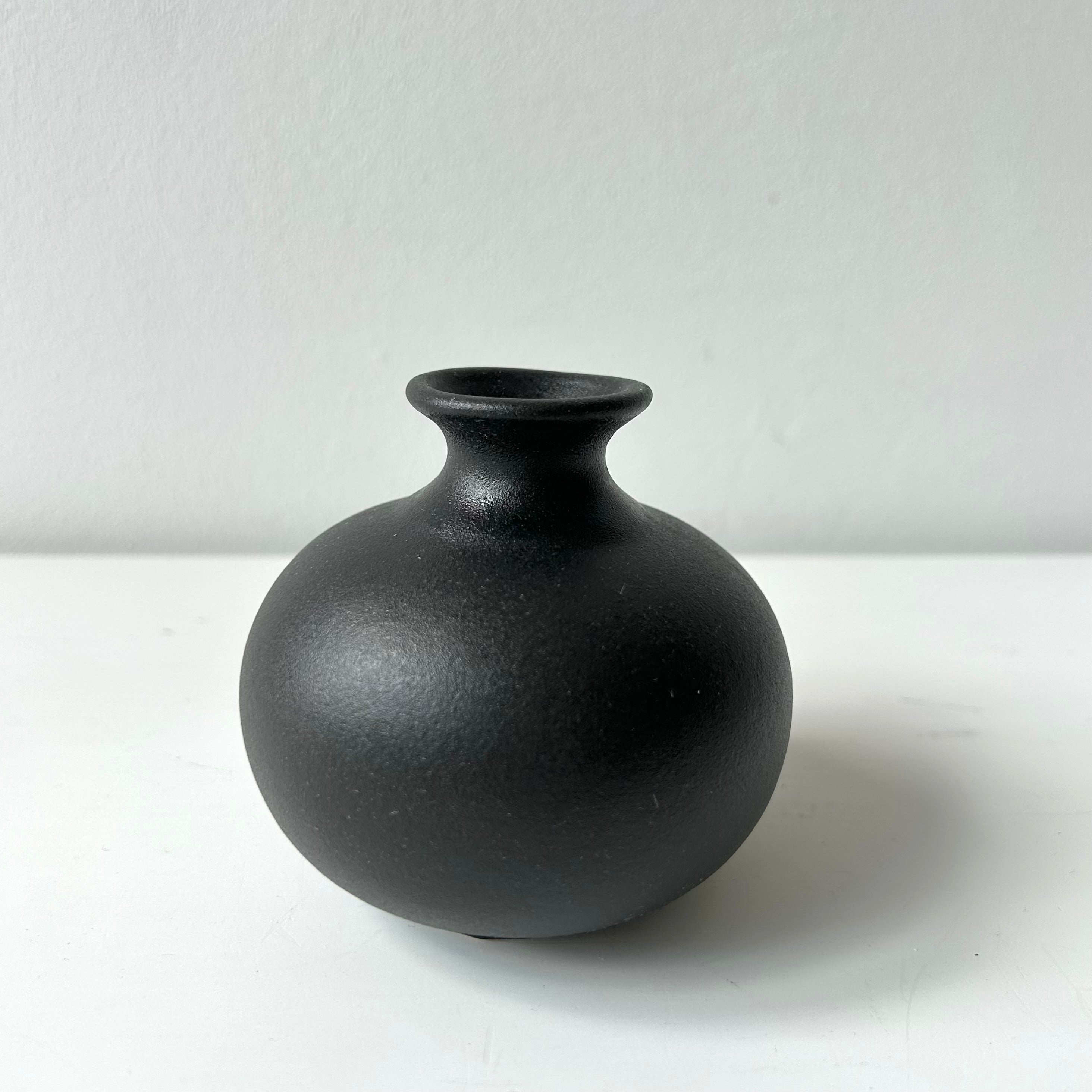 Vaso de cerâmica com design preto - Blooomio