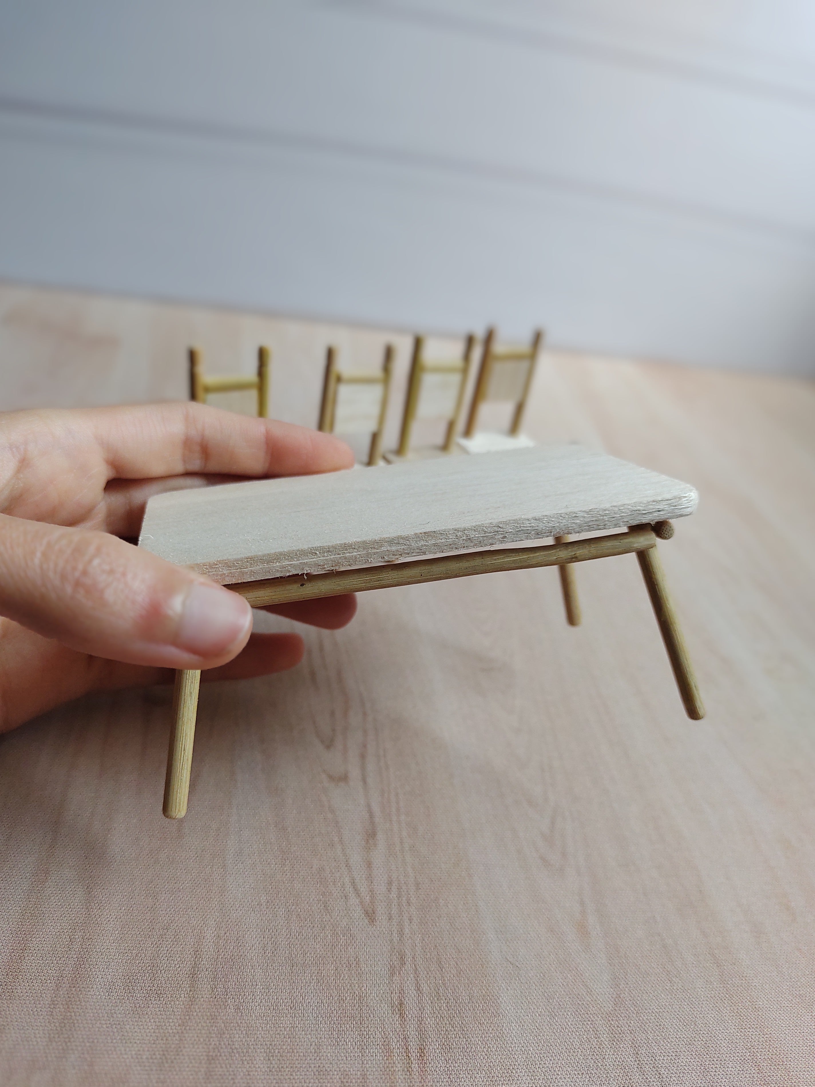 Miniatura mesa de jantar com 4 cadeira de madeira - Mini móveis | Clareira Coisa-Feita