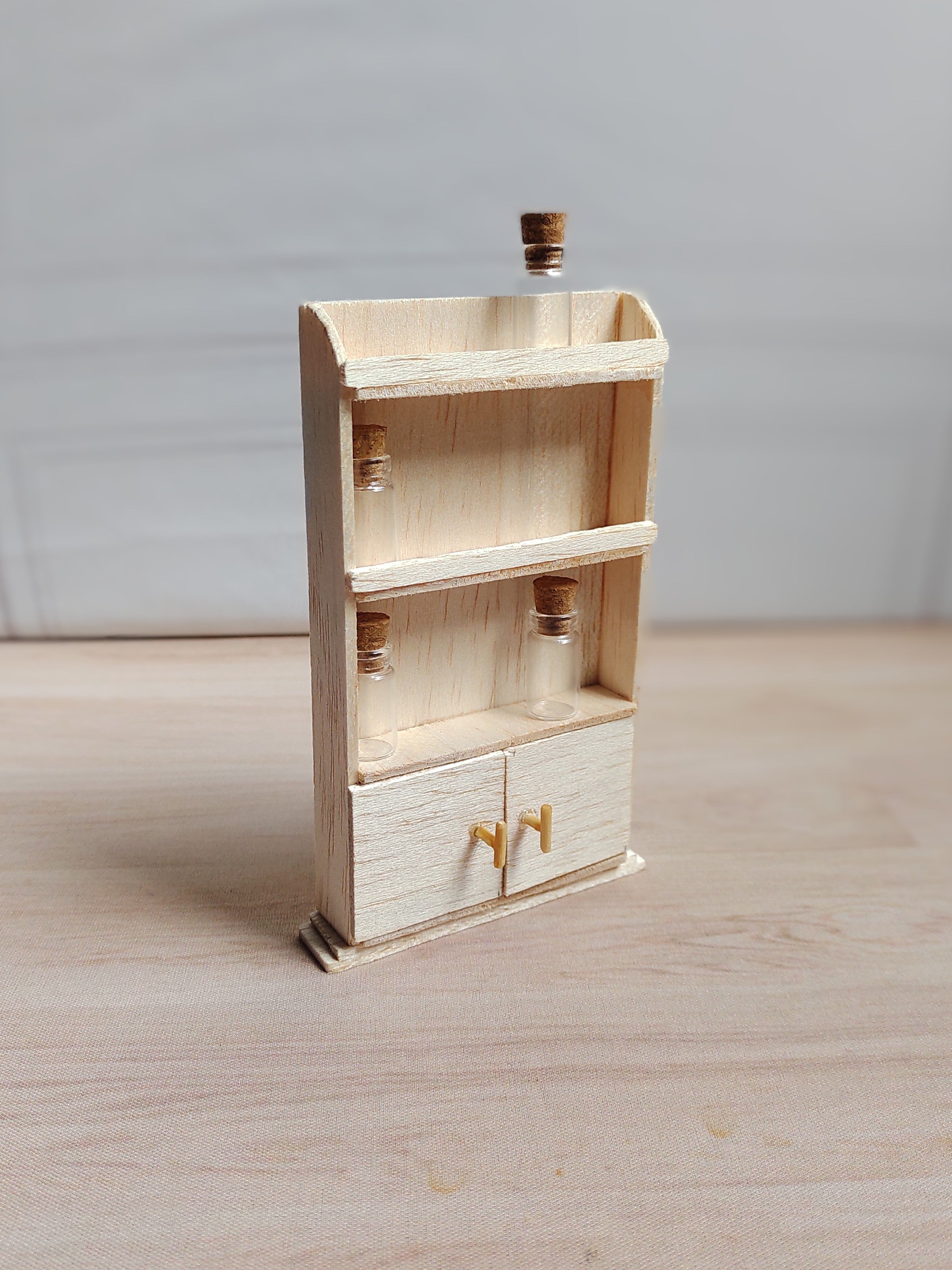 Estante em miniatura de madeira - Para artesanatos ou frascos em miniatura - Mod.1 | Clareira Coisa-Feita