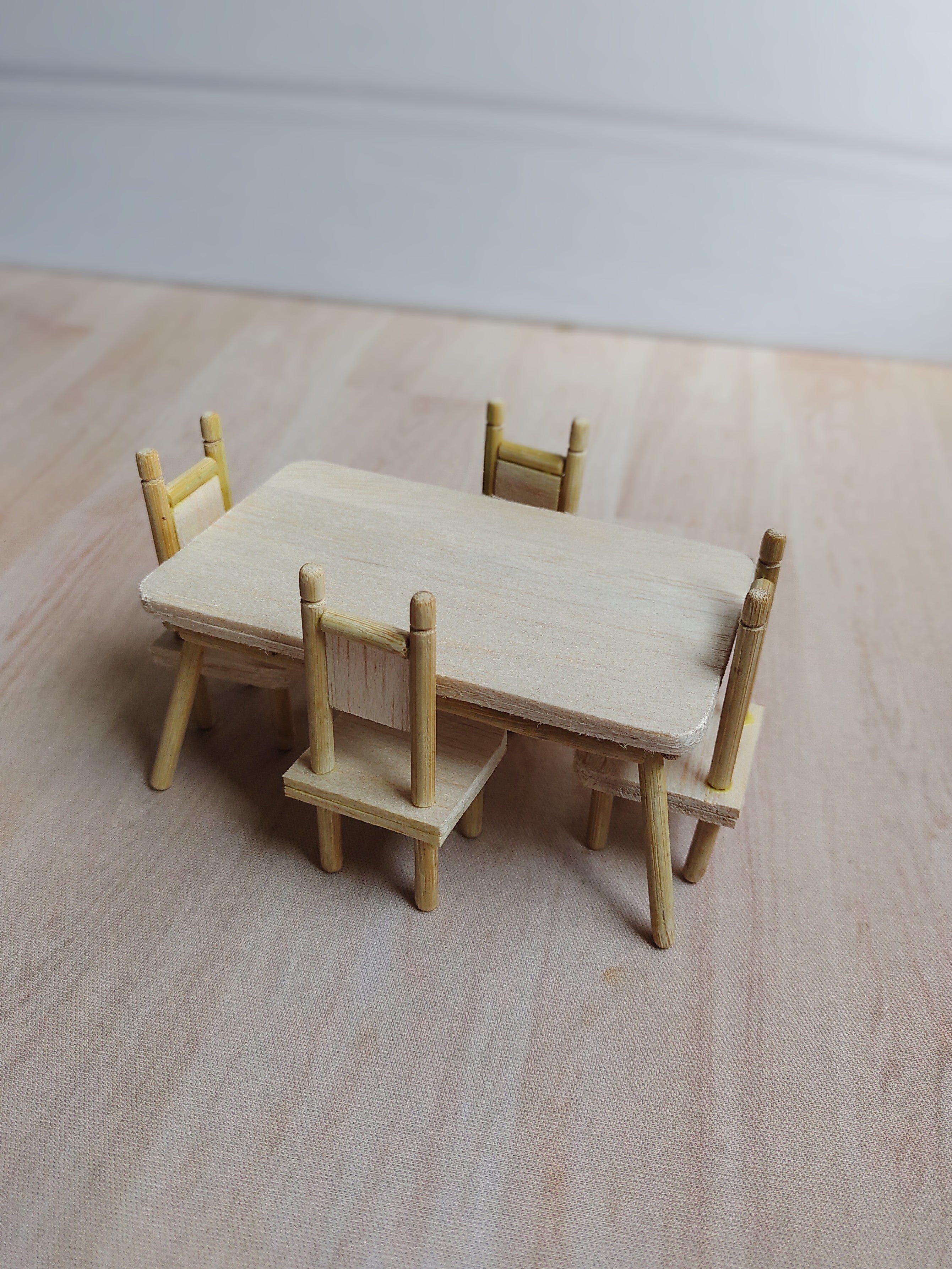Miniatura mesa de jantar com 4 cadeira de madeira - Mini móveis | Clareira Coisa-Feita