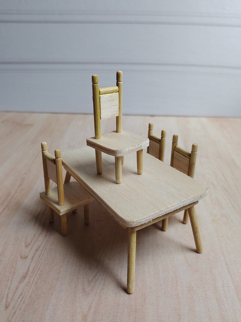 Miniatura mesa de jantar com 4 cadeira de madeira - Mini móveis | Clareira Coisa-Feita