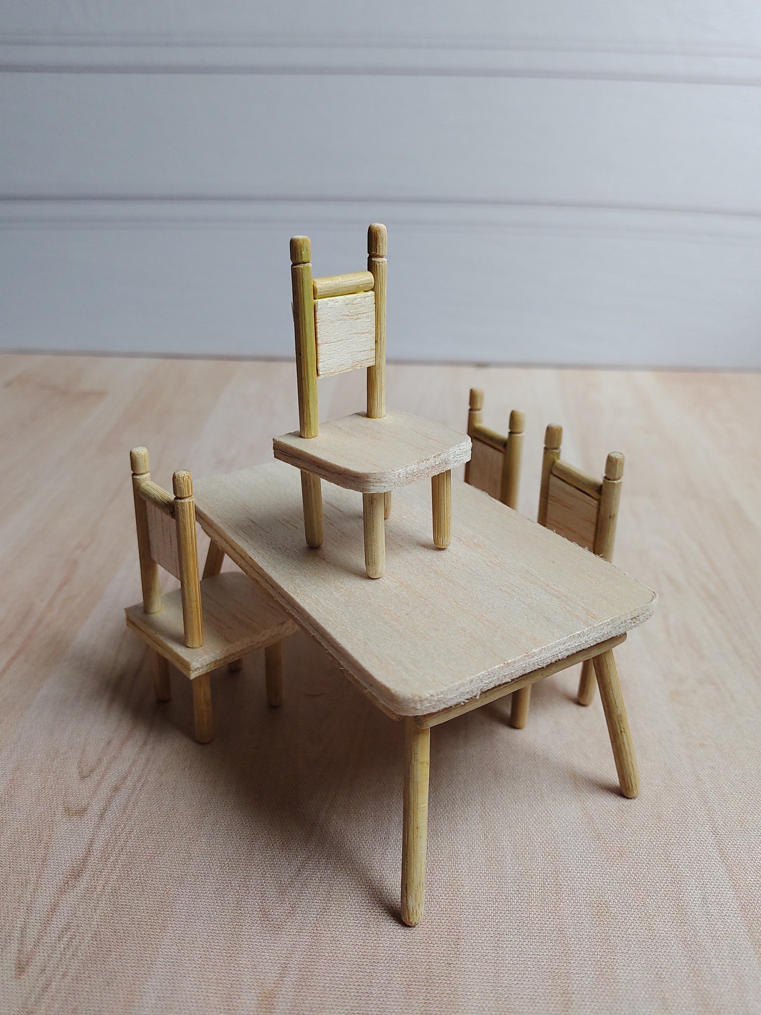 Miniatura mesa de jantar com 4 cadeira de madeira - Mini móveis | Clareira Coisa-Feita