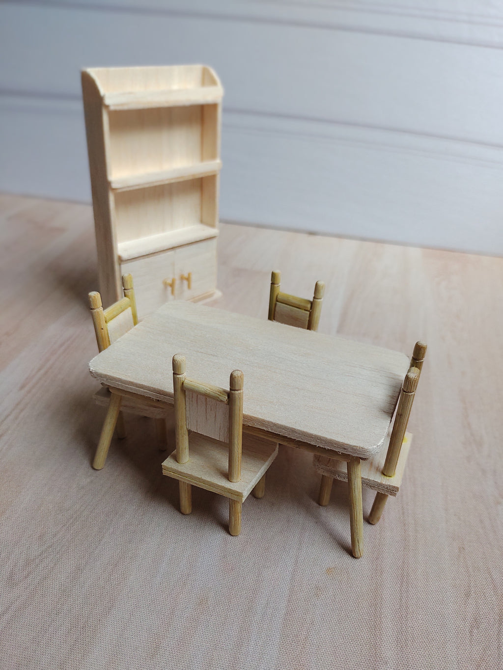 Miniatura mesa de jantar com 4 cadeira de madeira - Mini móveis | Clareira Coisa-Feita